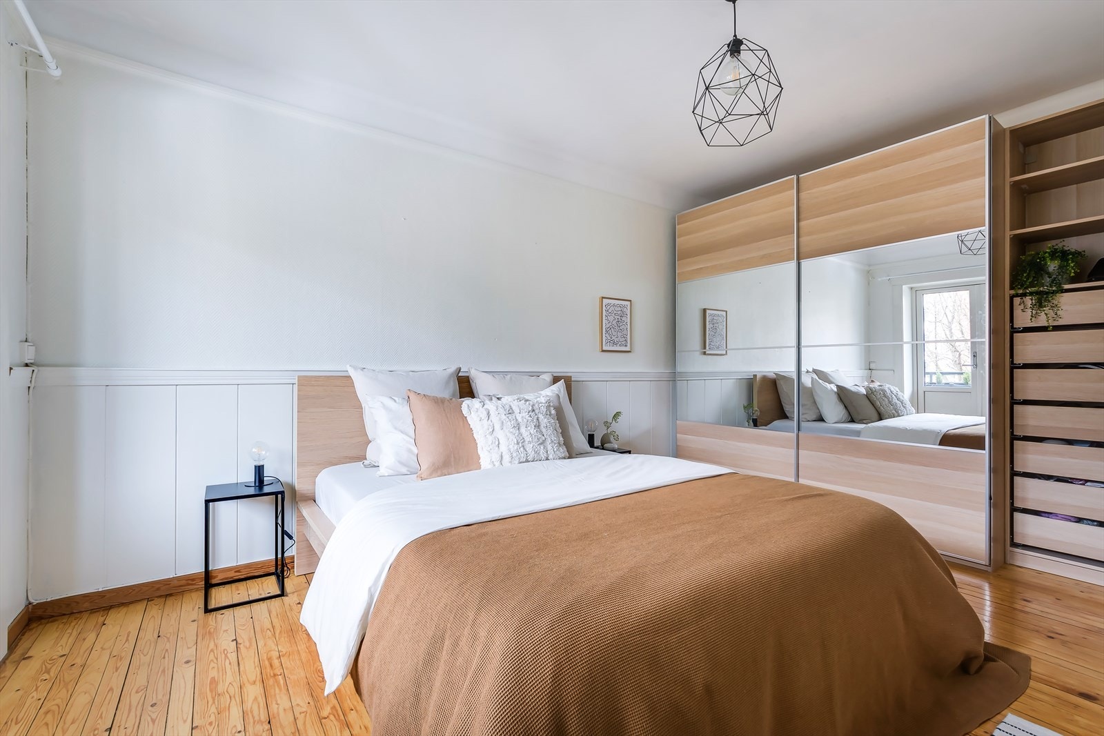 Klær kan pent ryddes bort i et romslig garderobeskap. Galleribilde