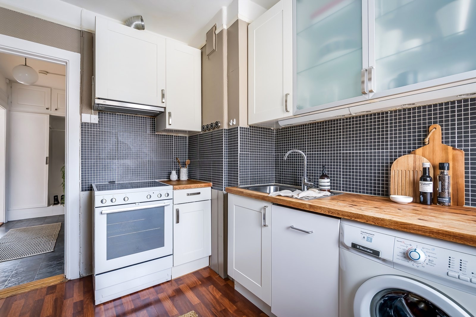 Kjøkkeninnredning er fra 2012 (Ikea) og fremstår med profilerte/glassfronter, heltre benkeplate med oppvaskkum og 1-greps blandebatteri. Galleribilde