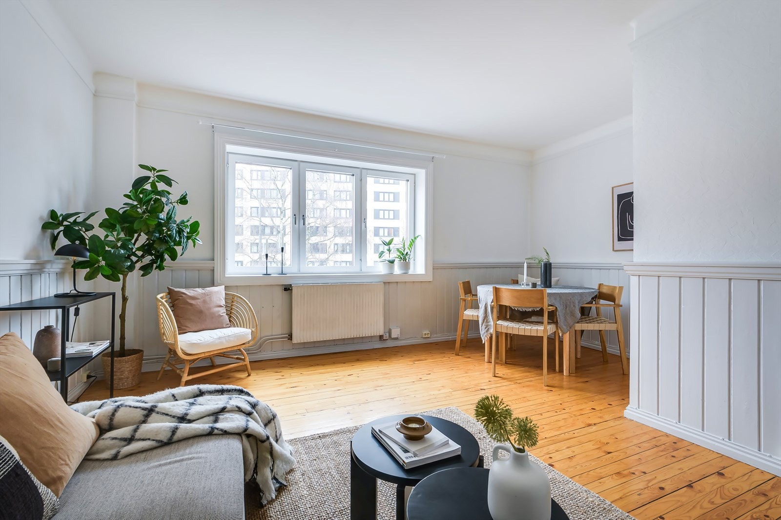 Lys og romslig stue med god atmosfære. Galleribilde