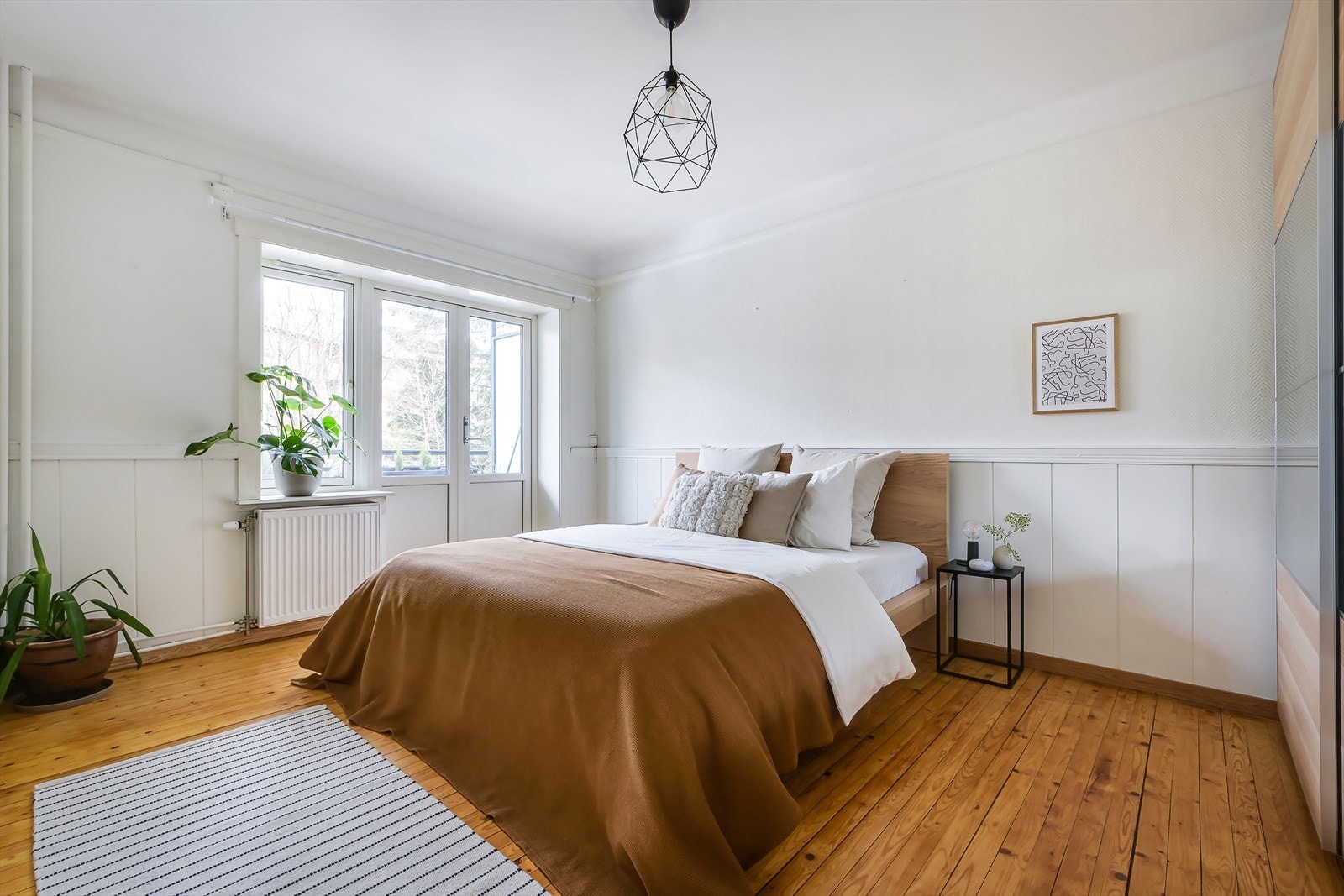 Hovedsoverommet har god plass til en dobbeltseng, tilhørende nattbord og annet ønskelig møblement. Galleribilde