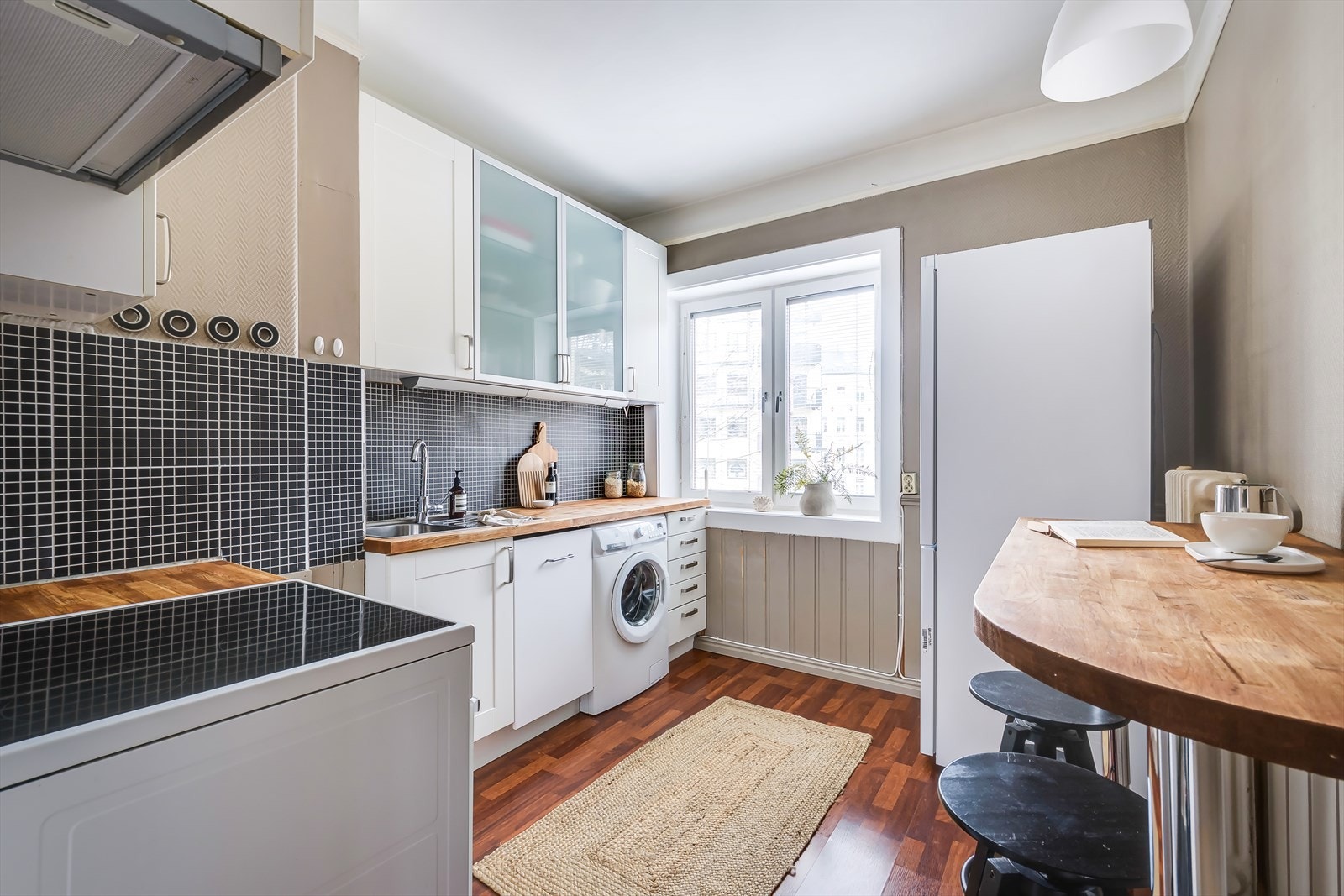 Kjøkkenet er separat og byr på god skap- og benkeplass. Her ligger alle forholdene til rette for å tilberede ethvert måltid. Galleribilde