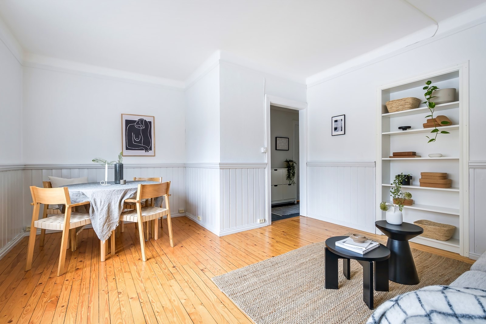 Stuen har god plass til en hyggelig sofagruppe, sofabord samt tilhørende møblement. Galleribilde