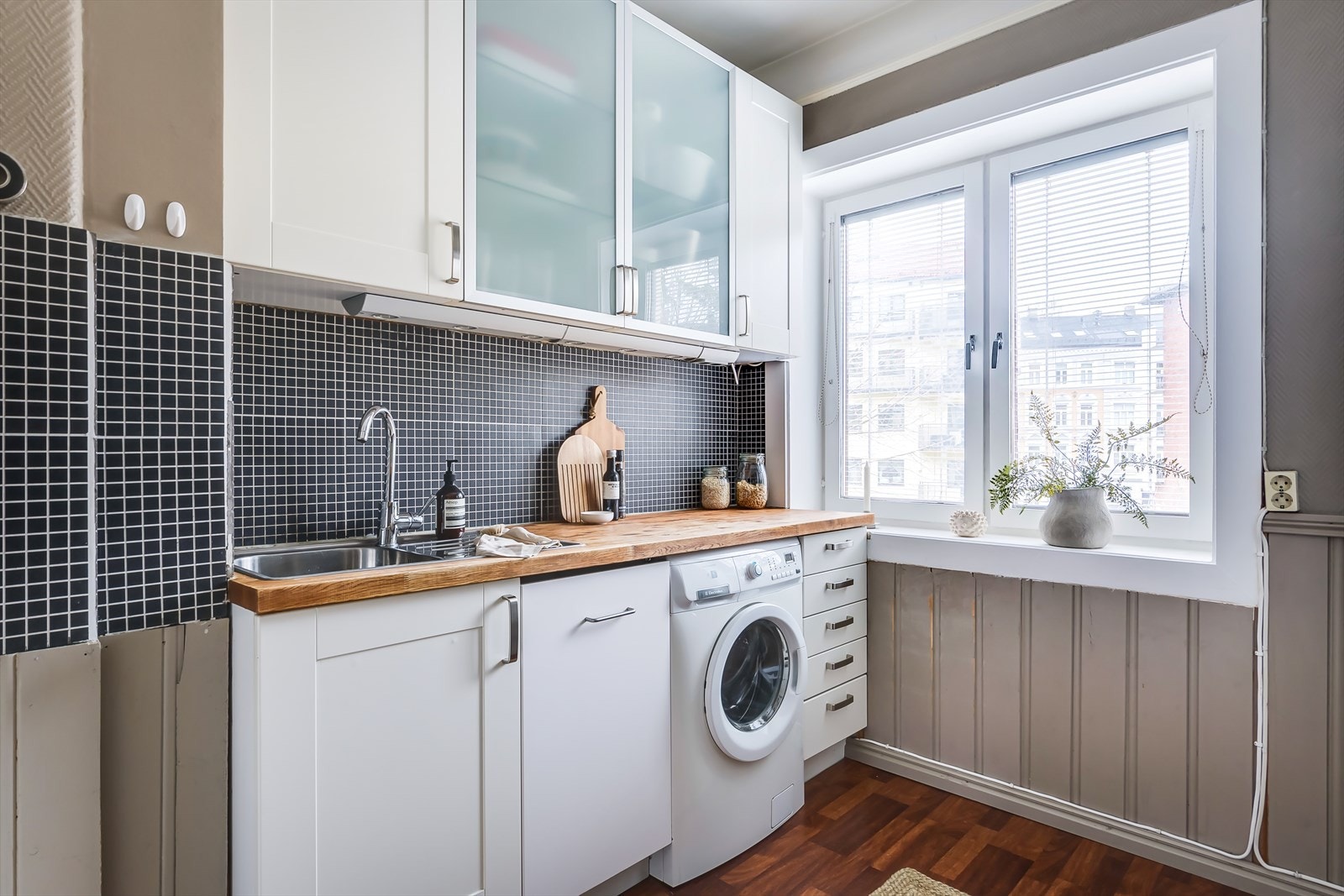 Lys under overskap, ventilator med kullfilter. Integrerte hvitevarer består av oppvaskmaskin. Det er opplegg for vaskemaskin. Galleribilde