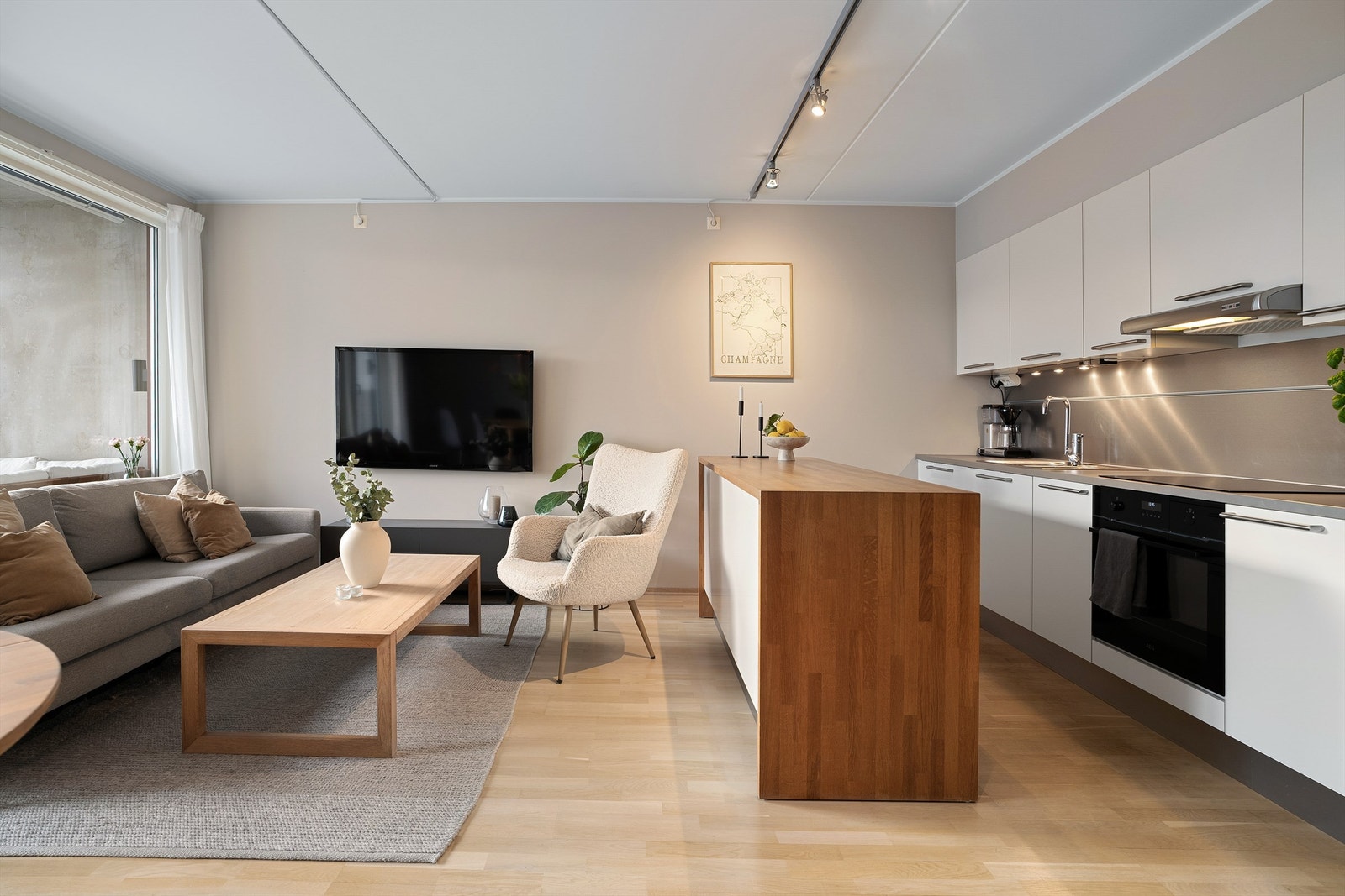 De store vindusflatene fra stuen gjør oppholdsrommet lyst og gir en god romfølelse. Galleribilde