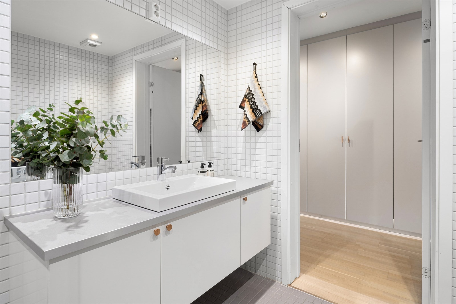 Baderommet er utstyrt med vegghengt servantskap, vegghengt speil og vegghengt toalett. Galleribilde