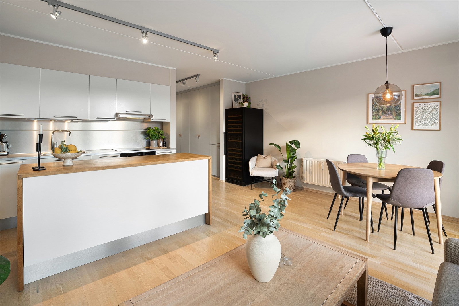 Praktisk flyttbar kjøkkenøy som skiller stue og kjøkken sone. Galleribilde