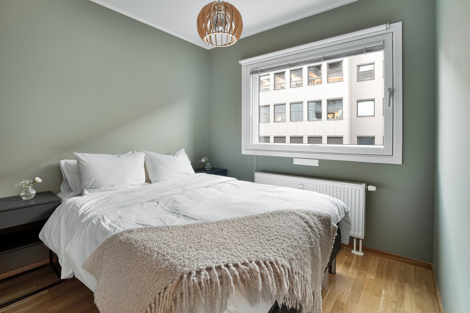 Leiligheten har et romslig soverom som har gode plass til dobbeltseng med tilhørende nattbord. Galleribilde