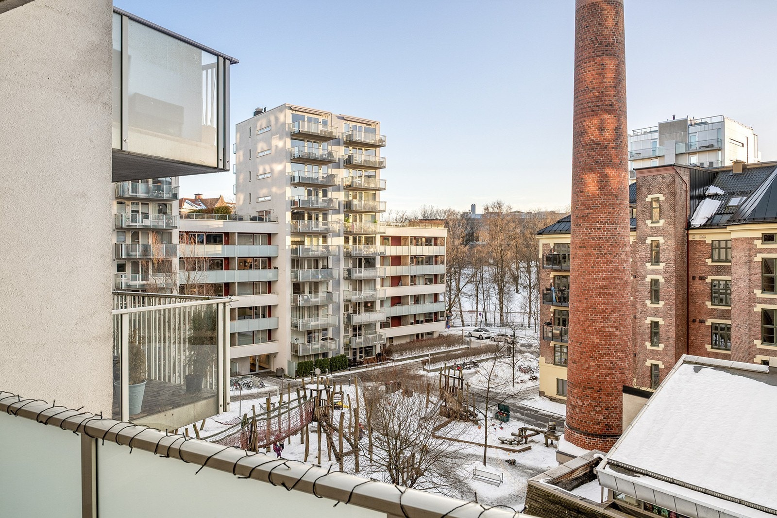 Utsikt fra balkongen med "elvegløtt" av Akerselven. Galleribilde