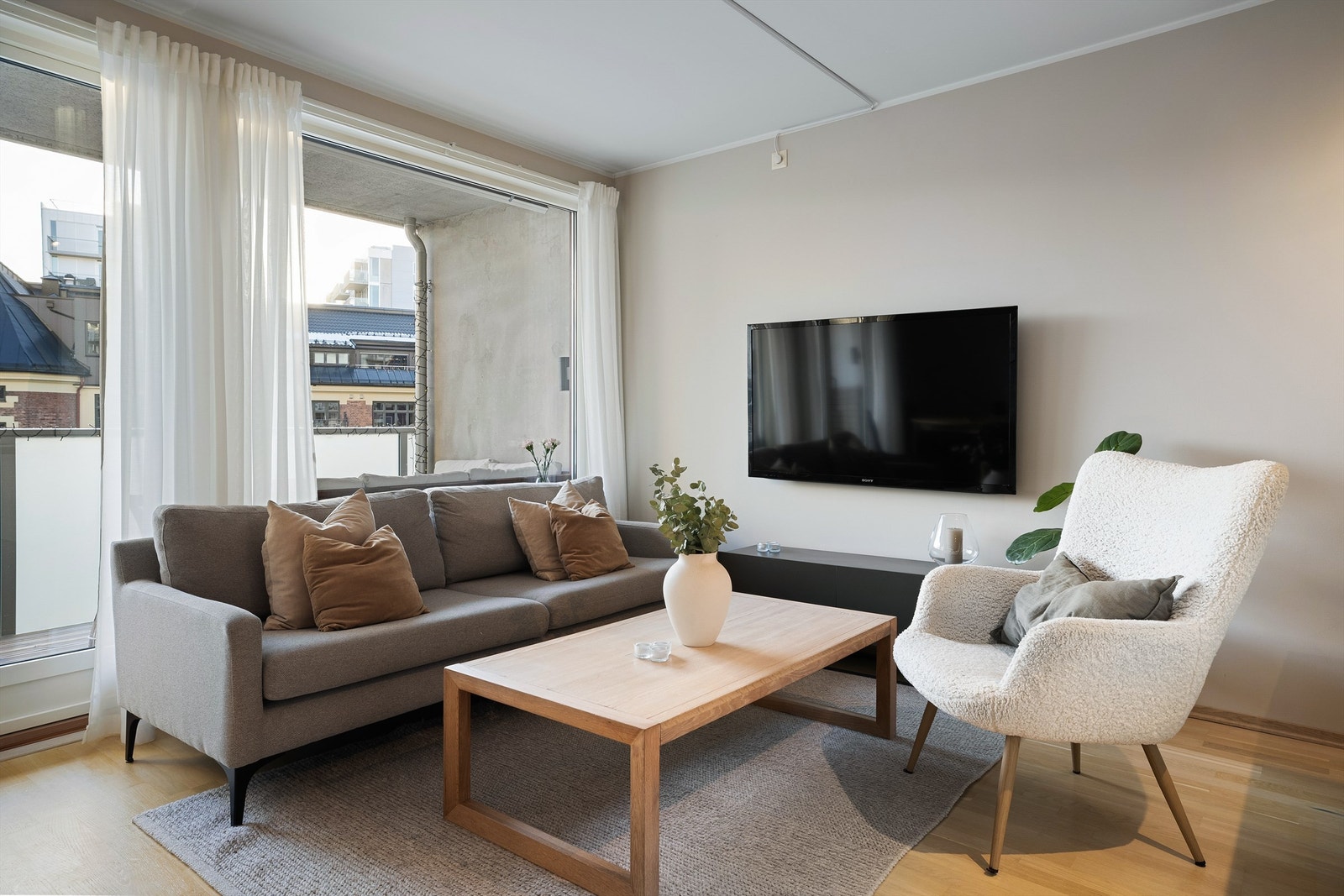 Stuen har god plass til sofagruppe med tilhørende salongbord og tv benk. Her er det også gode muligheter for annen møblering. Galleribilde