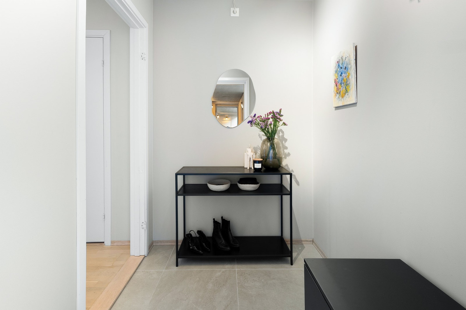 I entréen er det god plass til å henge fra seg ytterklær og skotøy. Galleribilde