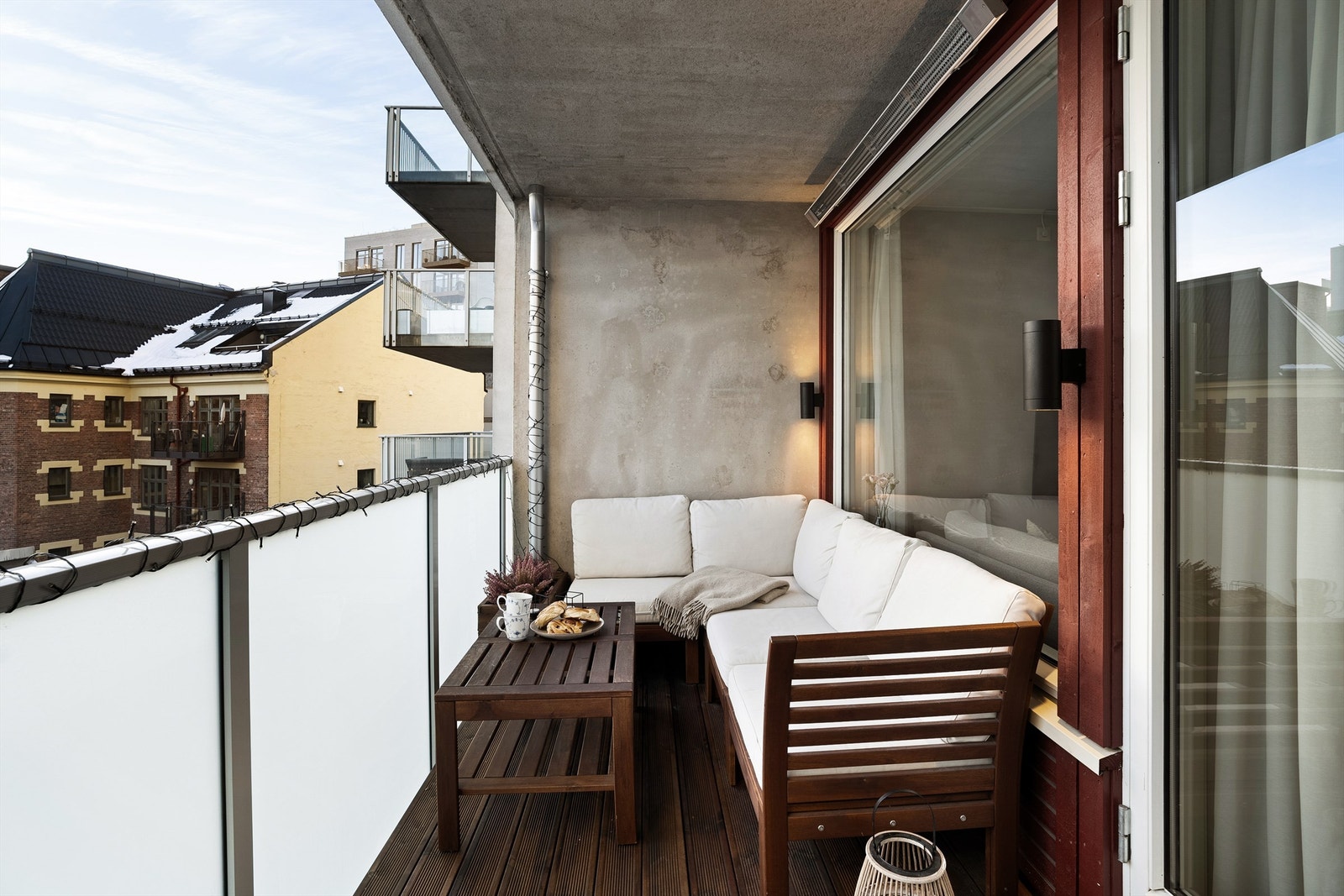 Balkongen har sol fra kl. 10:00 til kl. 18:00 sommerstid (iflg selger). Galleribilde