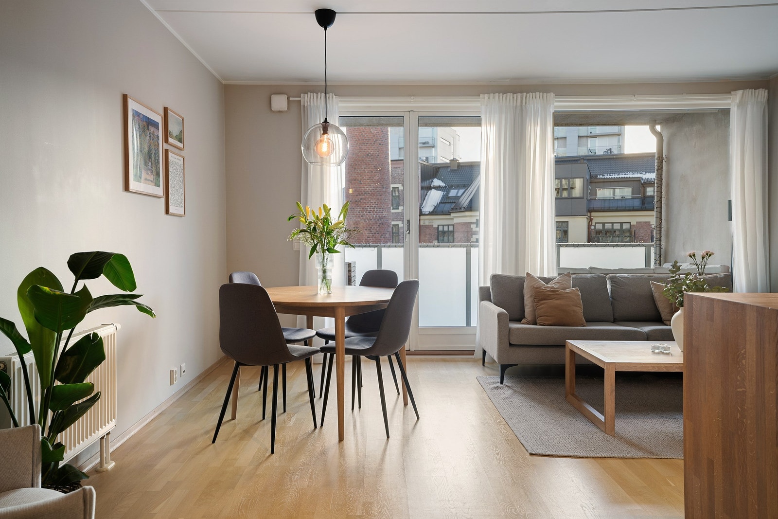 Lys 2-roms leilighet med stor balkong. Akonto fyring og strøm samt varmtvann inkludert i felleskostnadene. Galleribilde