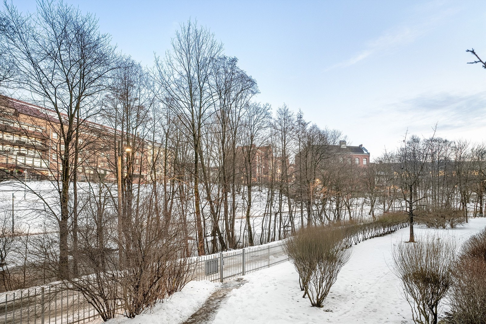 Inngjerdet bakgård med flere felles grøntarealer som kan benyttes av beboerene. Galleribilde