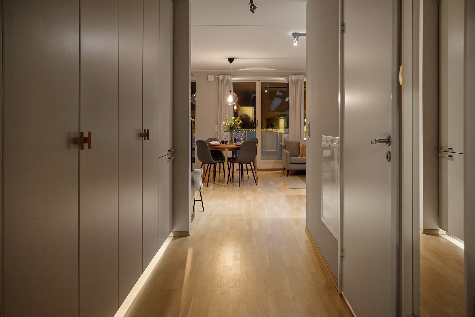 Det er lagt lys langs skapinnredning i gangen som gir et luksuriøst uttrykk til leiligheten. Galleribilde