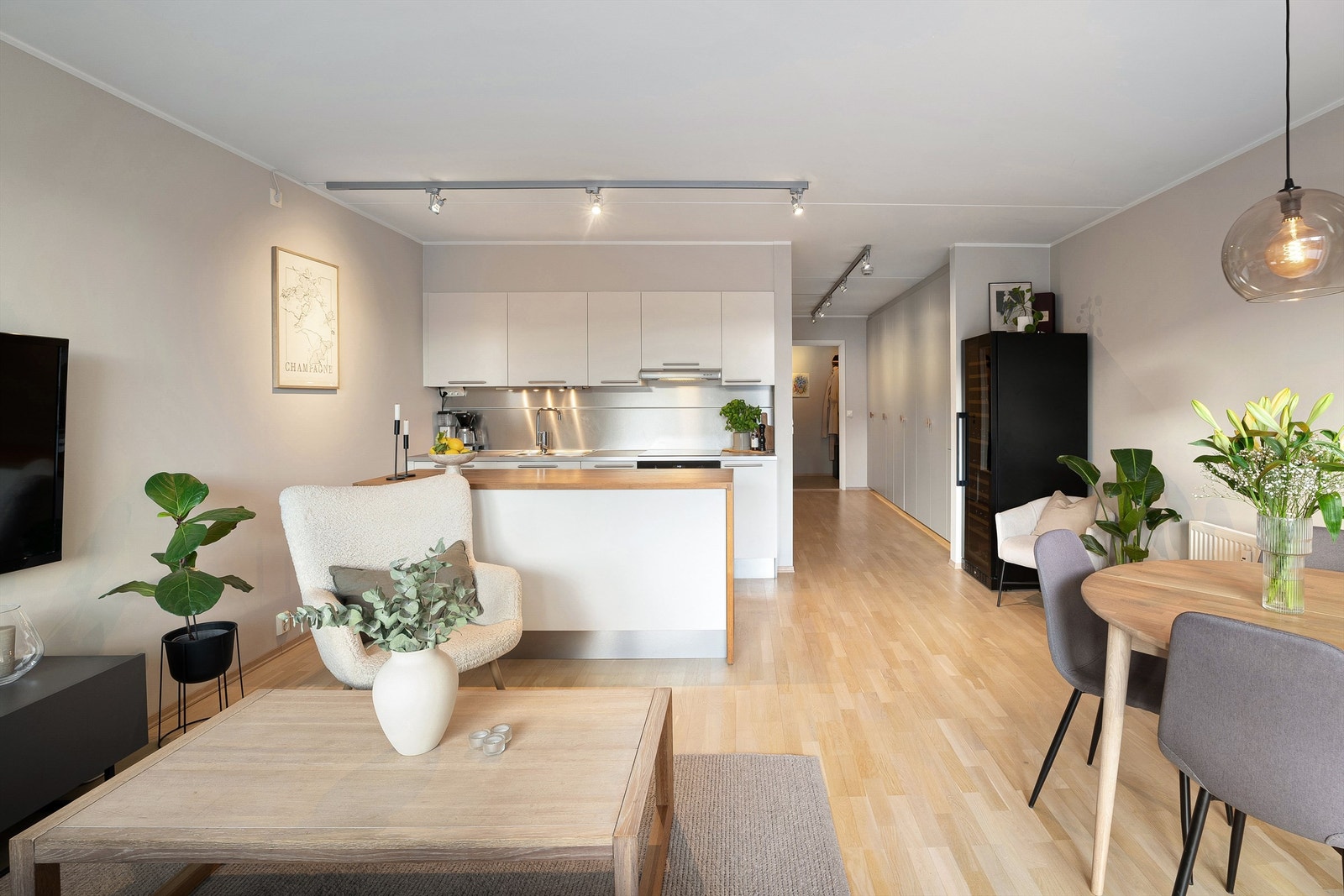 Sosial - og gjennomgående planløsning med åpen kjøkkenløsning. Slipte gulvflater som i kombinasjon med naturlig malte veggflater gir et lyst uttrykk til leiligheten. Galleribilde