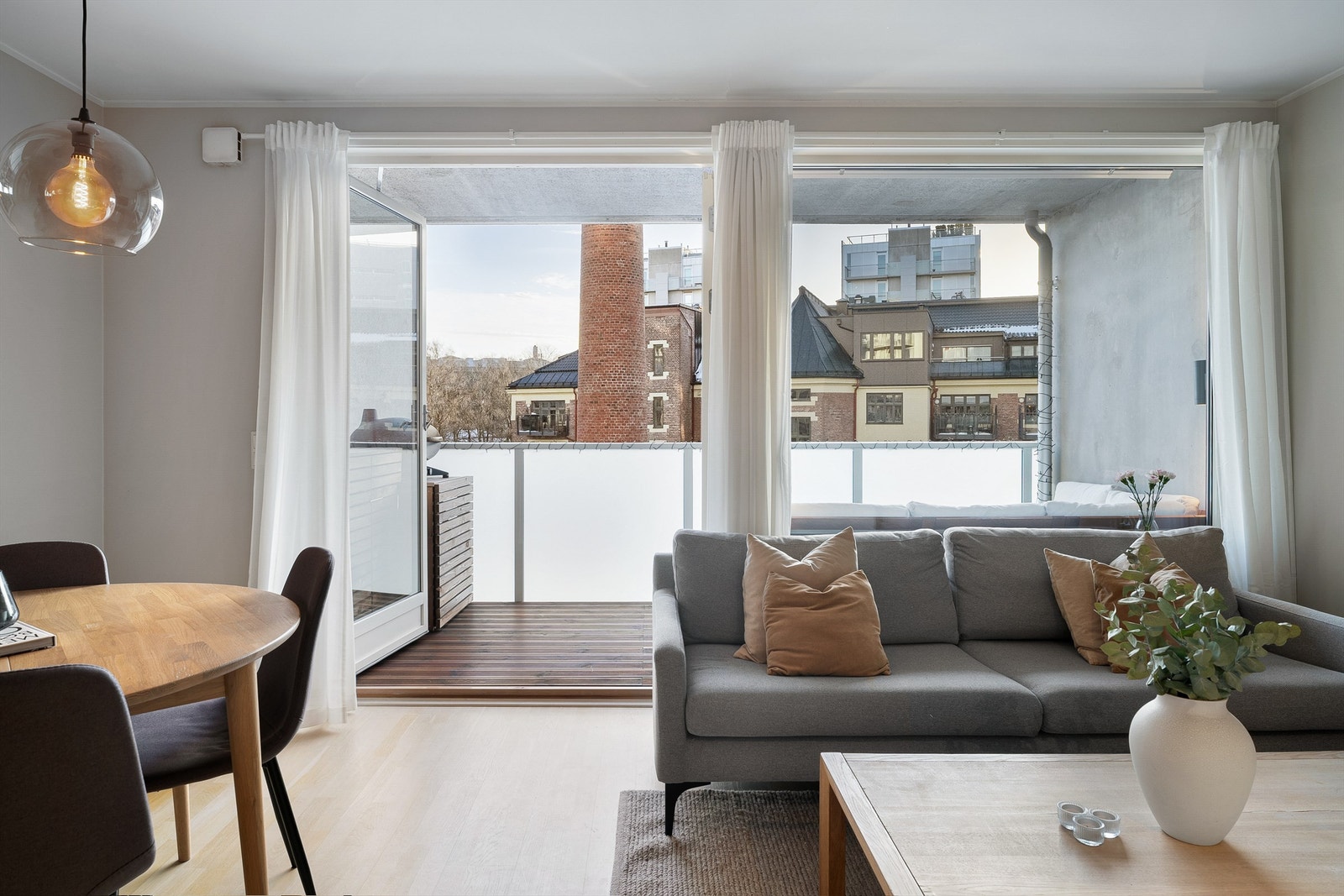 Leiligheten har store vindusflater og balkongdør som gir rikelig med naturlig lys og gir et luftig særpreg. Galleribilde