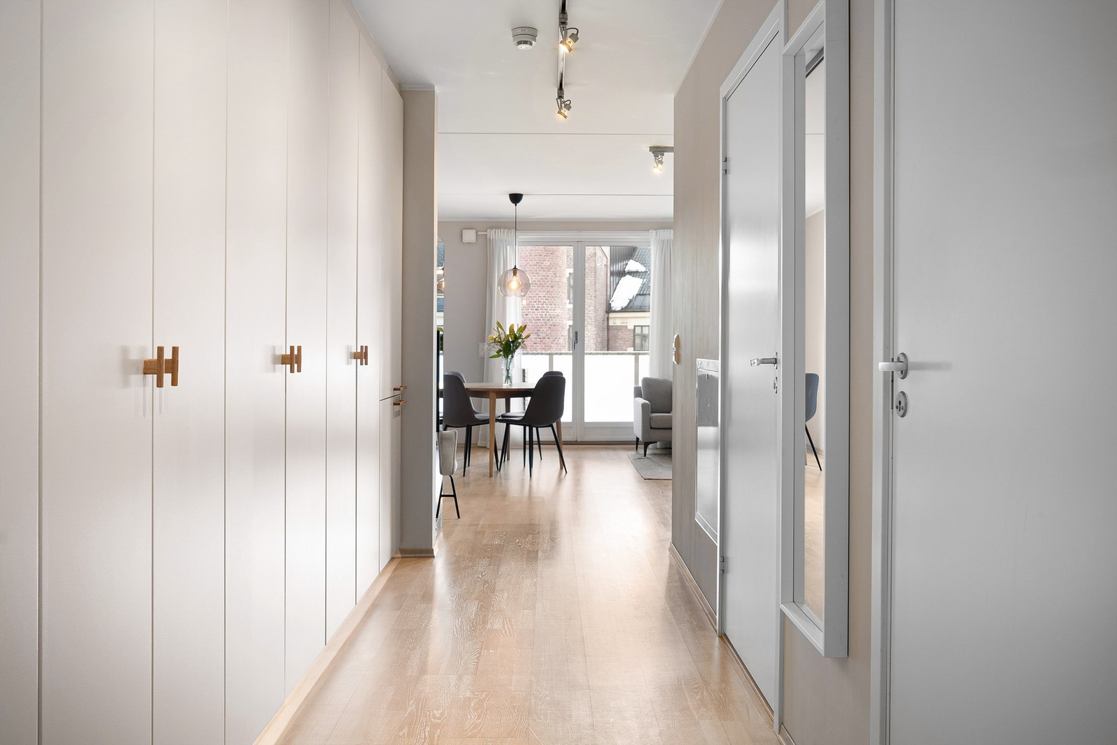 Hyggelig førsteinntrykk av leiligheten i det man kommer inn fra entréen. Galleribilde