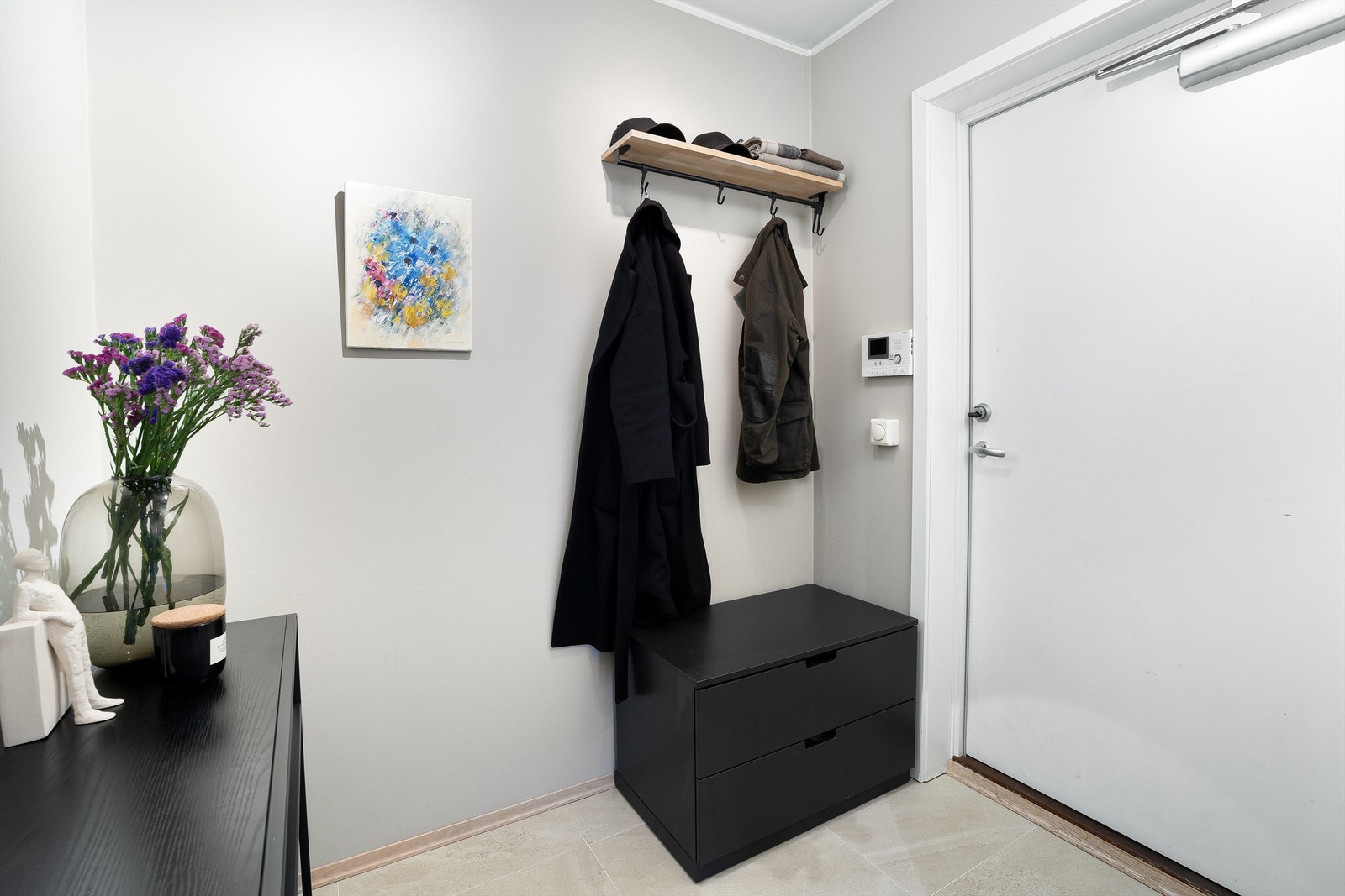 Adkomst via heis og/eller felles trappeoppgang med dørcalling. Velkommen inn! Galleribilde