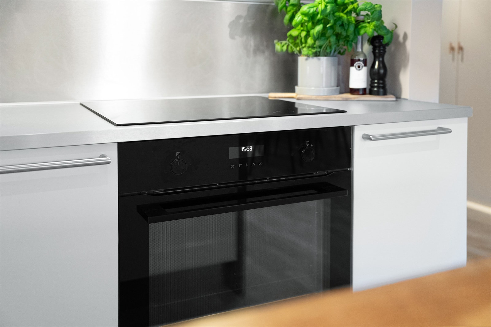 Komfyr og platetopp fra 2024 (iflg selger). Galleribilde