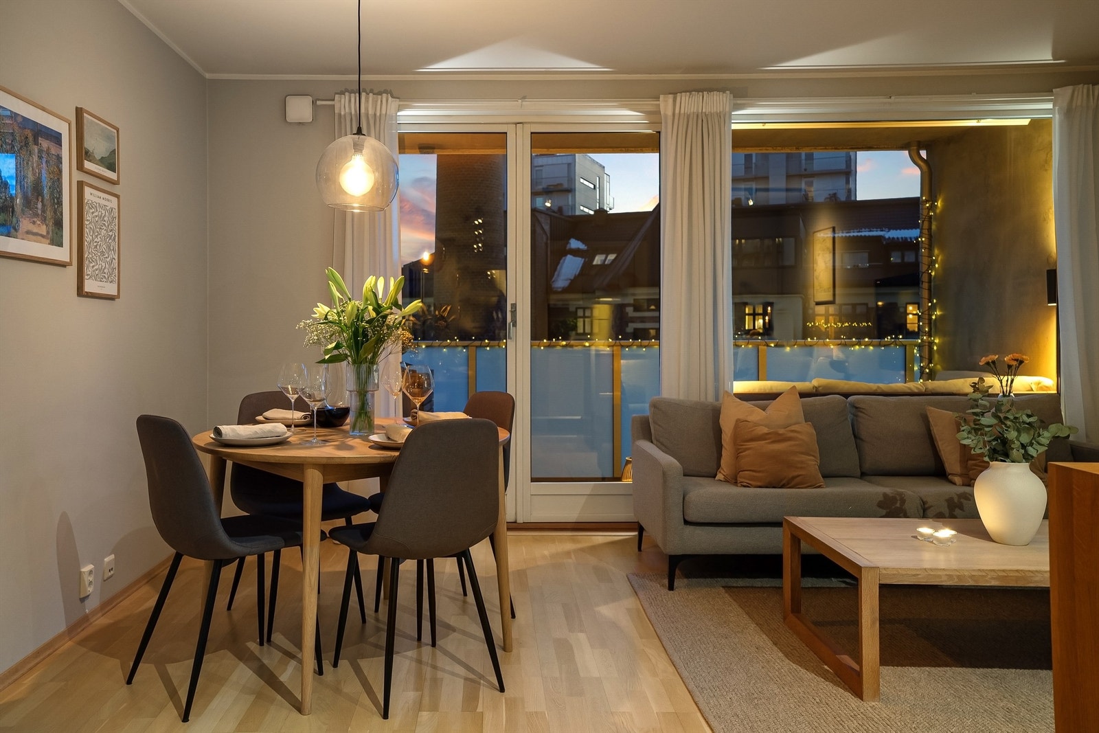 Stuen har også god plass til spisebord med naturlig plassering mellom stuen og kjøkkenet. Galleribilde