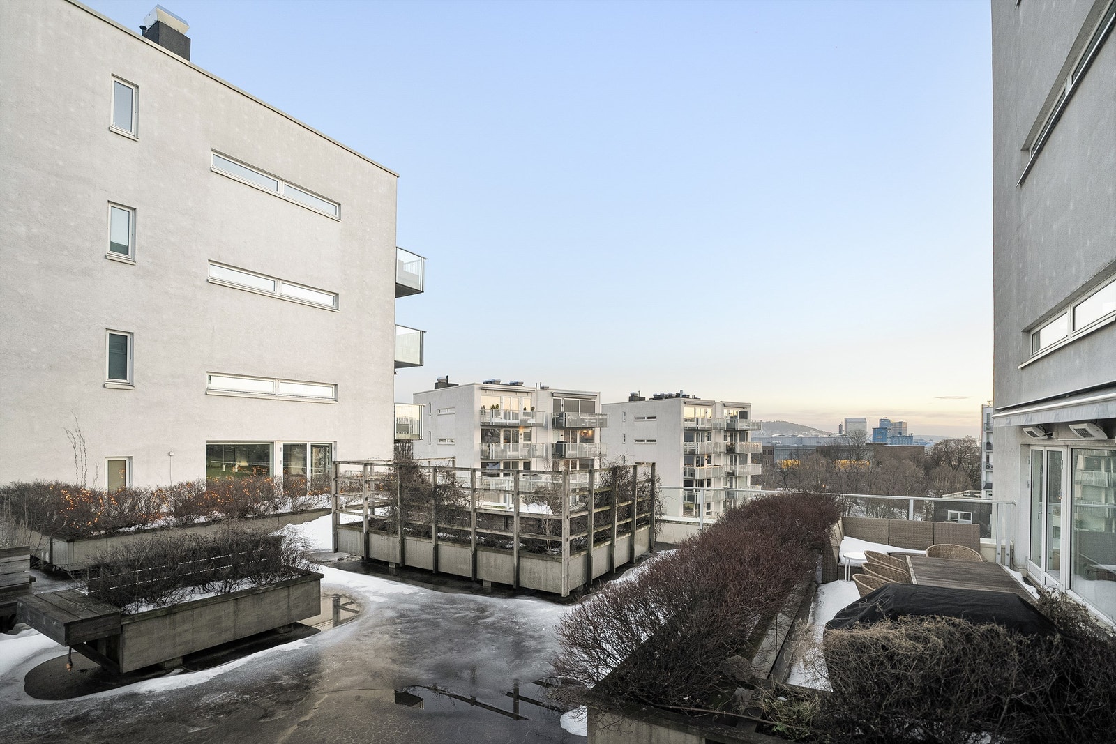 Felles takterrasse for beboerne med hyggelig sittegrupper. Galleribilde