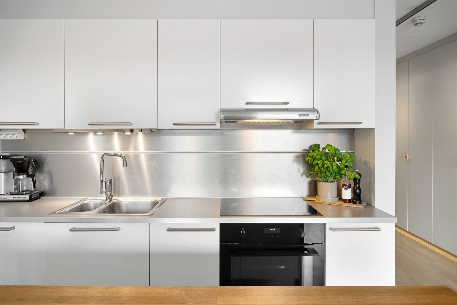 Kjøkkenet er utstyrt med integrert komfyr, platetopp og oppvaskmaskin. Galleribilde