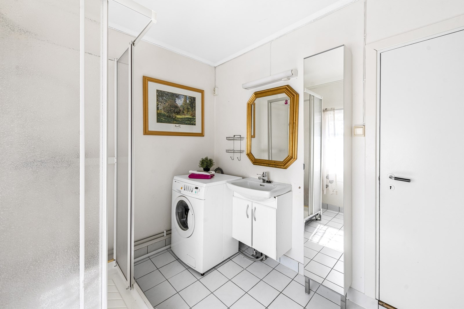 Innredet med servantskap, opplegg for vaskemaskin og dusjkabinett. Galleribilde