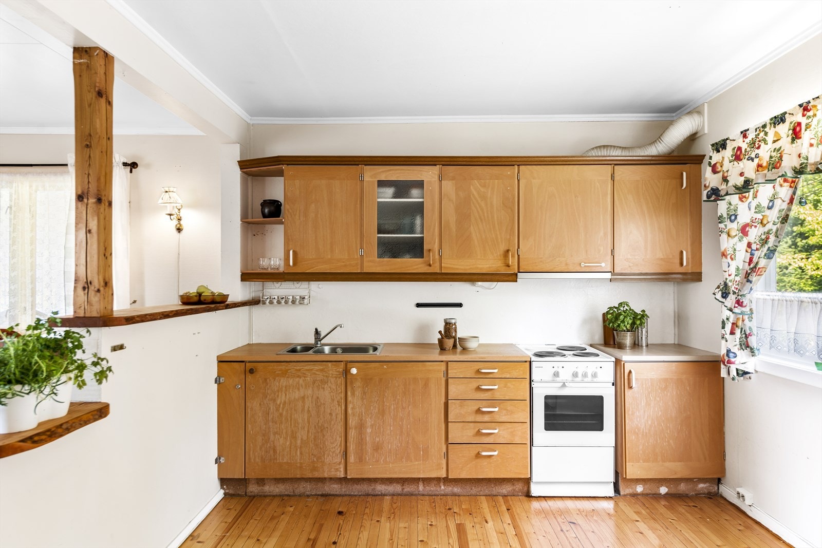 Kjøkkenet er med kjøkkeninnredning med slette fronter av eldre dato. Laminat benkeplate. Rustfri oppvaskkum. Galleribilde