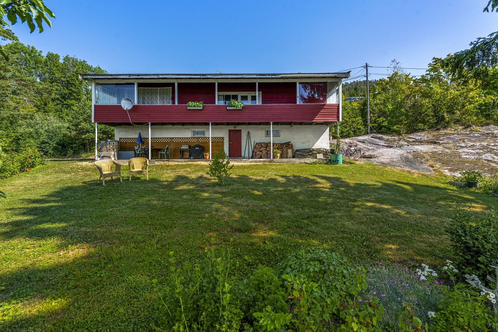 Flott hytteeiendom beliggende på Gyltesø. Her er det ca 10 km til Sande sentrum, som har kjøpesenter, skoler og jernbanestasjon. Ellers kort vei til Holmestrand og ca 1 time til Oslo. Galleribilde