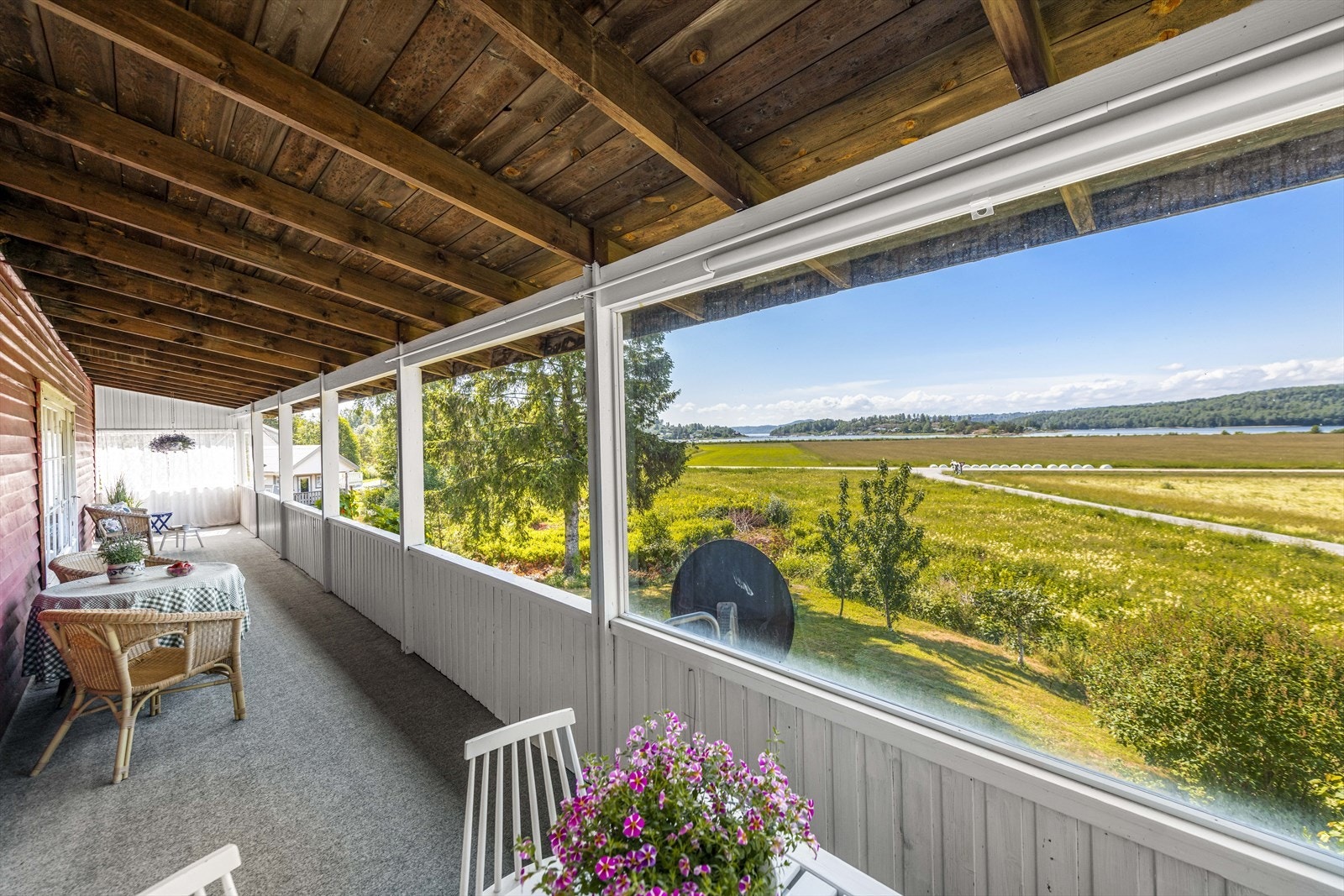 Fra stuen har du en stor balkong på ca 29m2 med flott utsikt. Galleribilde