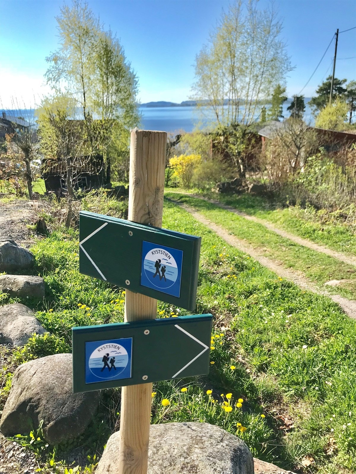 Kyststien går like nedenfor med idylliske stier og veier for det meste langs sjøen. Galleribilde