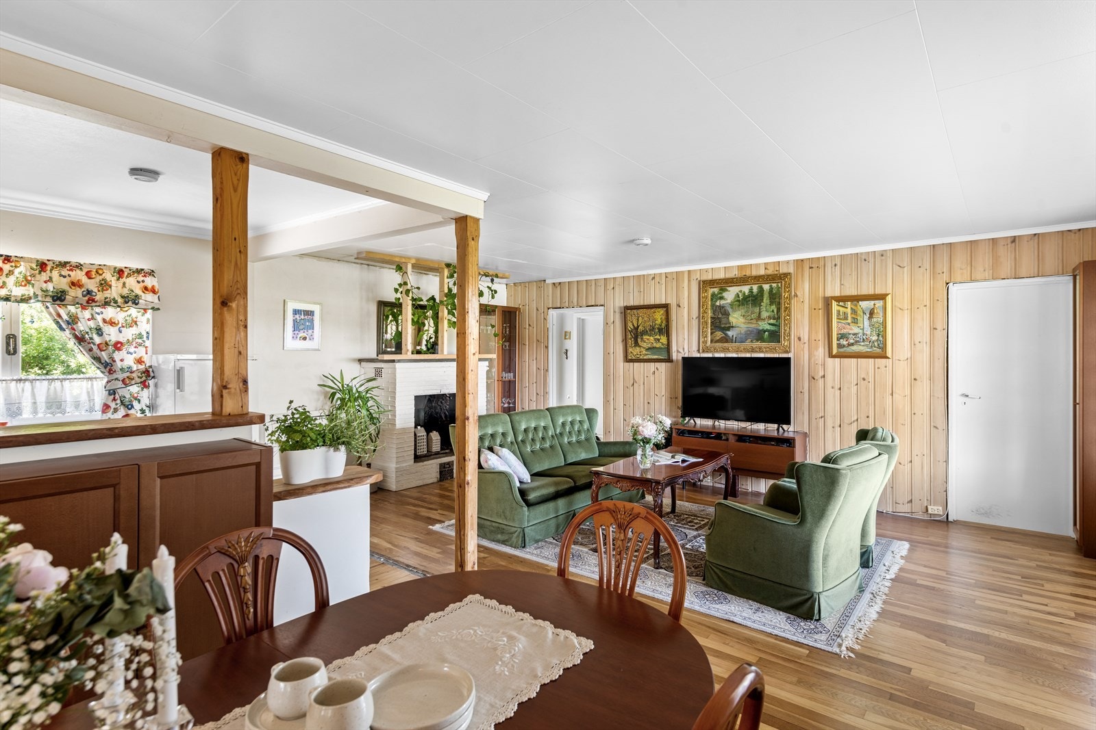 Eiendommen har en god planløsning og inneholder en romslig stue. Stuen er stor og fin med en sosial dynamikk med god plass til spisestue og sofaløsning med tilhørende møblement. Galleribilde