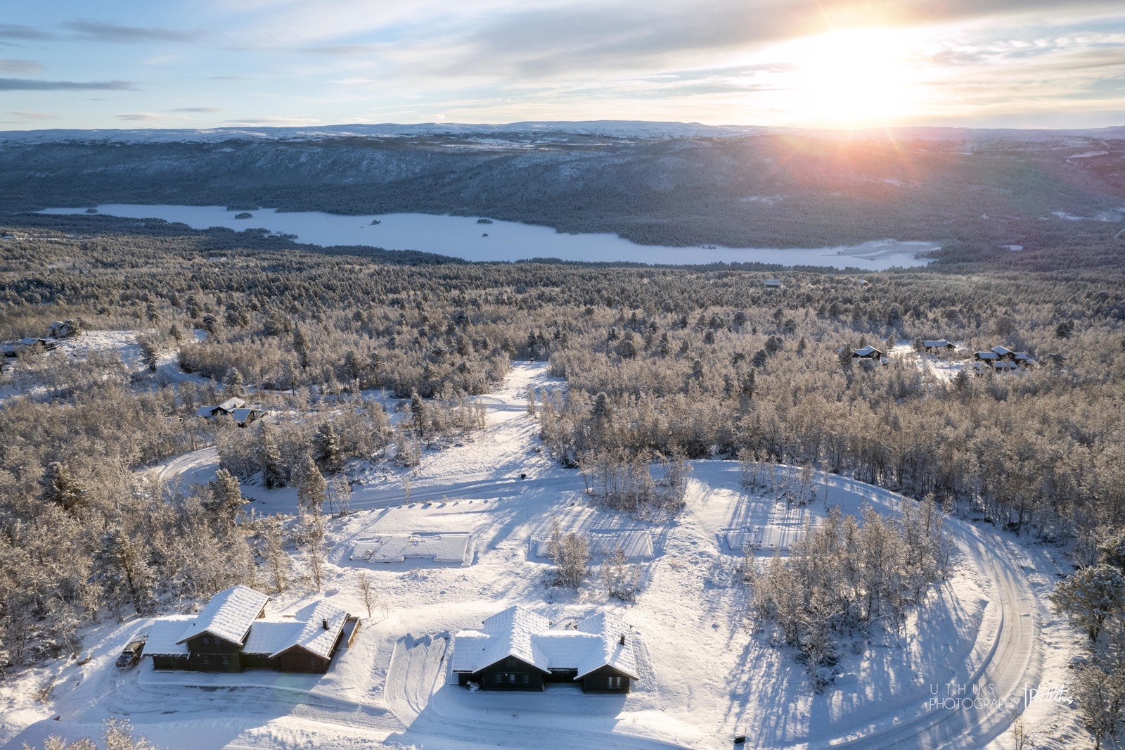 Tomten ligger øverst i et lite felt med fantastisk utsikt og gode solforhold Galleribilde