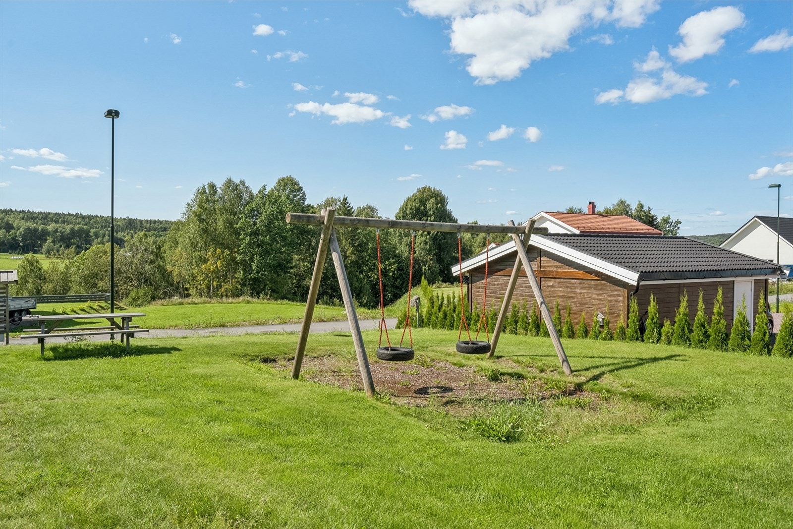 Området har egen velforening som har opparbeidet fine fellesområder med bl.a. lekeplass, benker og grøntarealer Galleribilde
