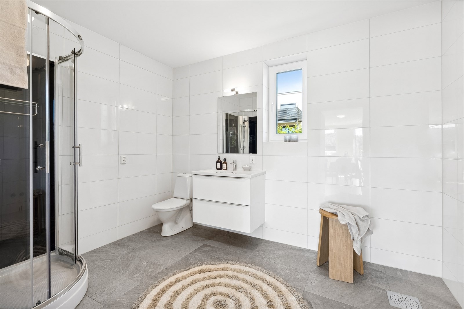 Det er også klargjort for badekar med ekstra sluk og blendet rør på vegg Galleribilde