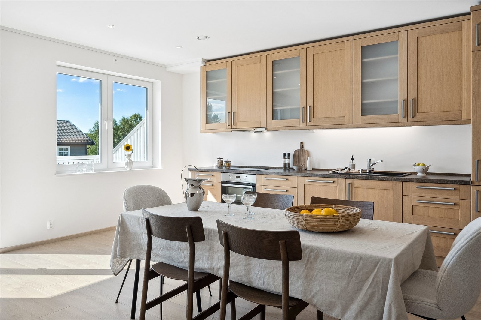 Den åpne løsningen gir god plass til spisegruppe tilpasset 6-8 personer Galleribilde