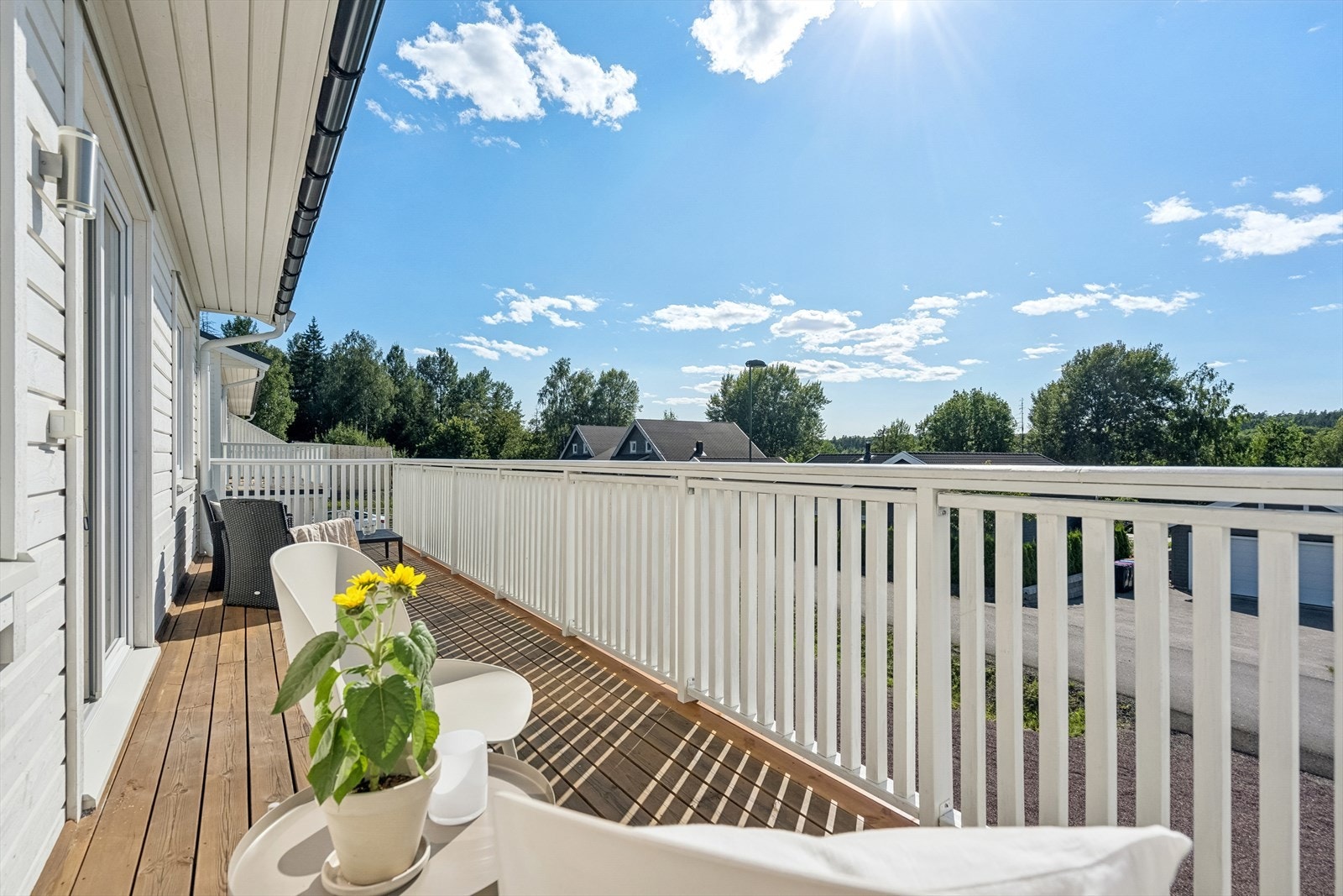 Balkongen er på ca. 18 m², noe som gir god plass til utemøblement Galleribilde