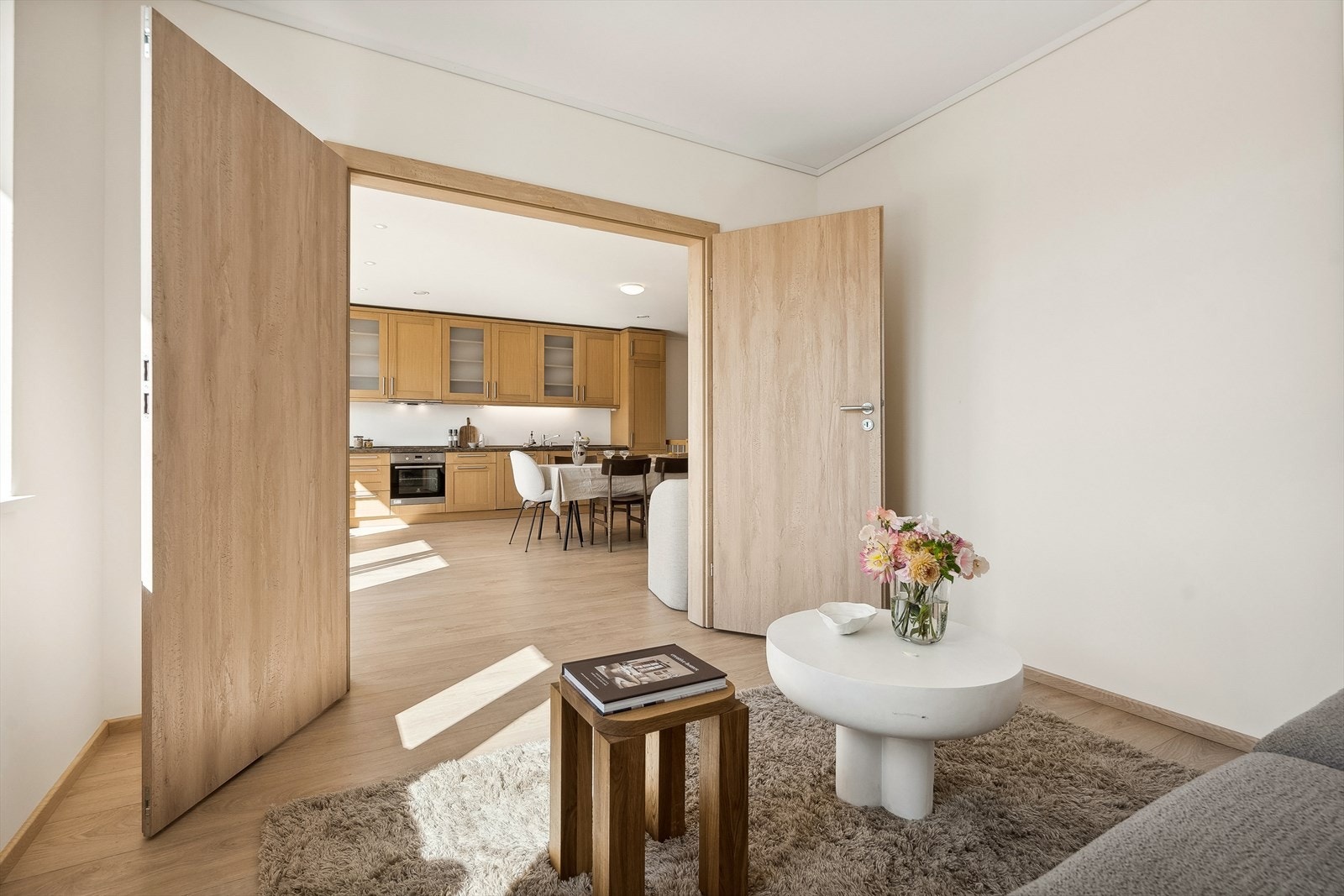 Det er tofløyet dør slik at rommet fint kan fungere som en utvidelse av stuen hvis en ikke behøver alle fire soverommene Galleribilde