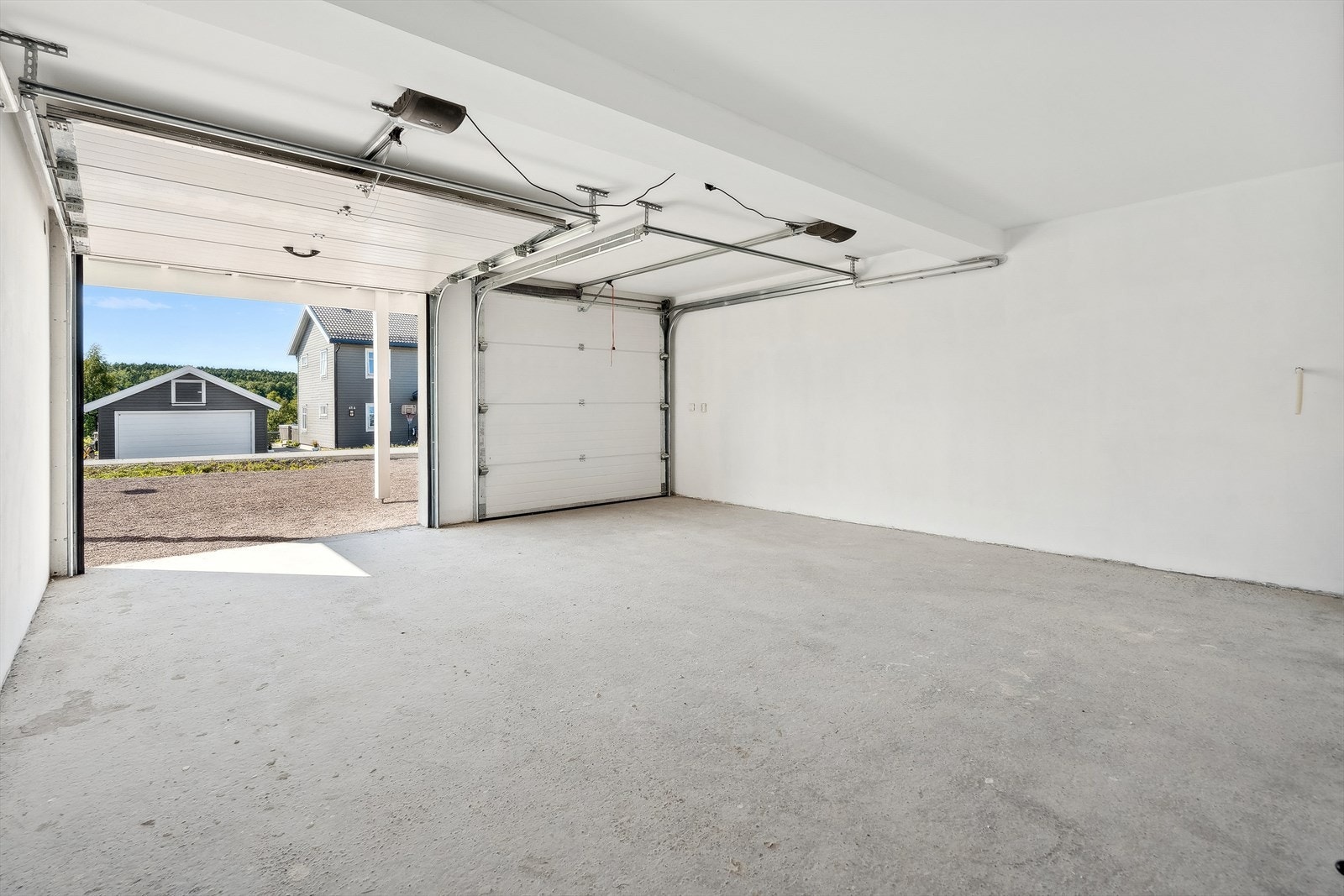 Integrert dobbelgarasje som i tillegg kan benyttes til lagring Galleribilde