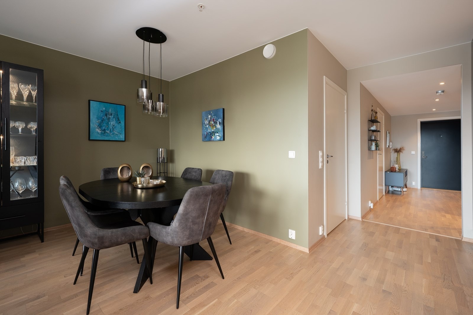 Her er det god plass til både sofagruppe og spisestue samt annet møblement. Galleribilde