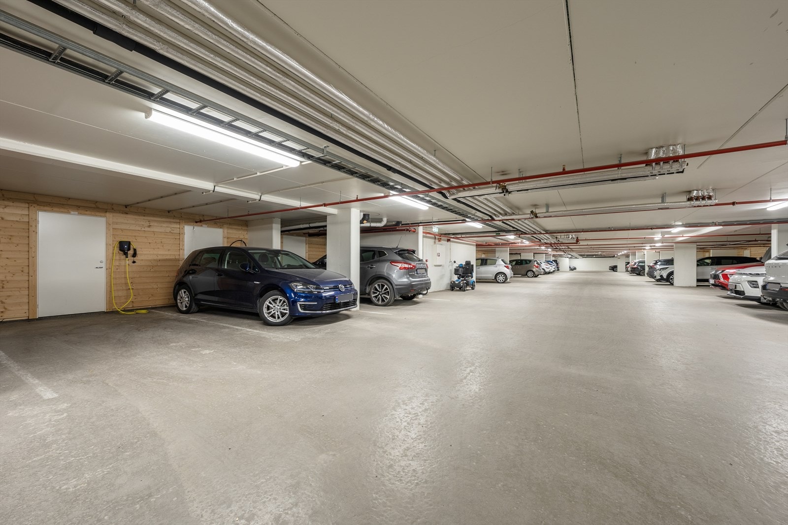 Parkering med lader til el-bil og bod i felles garasjekjeller. Galleribilde