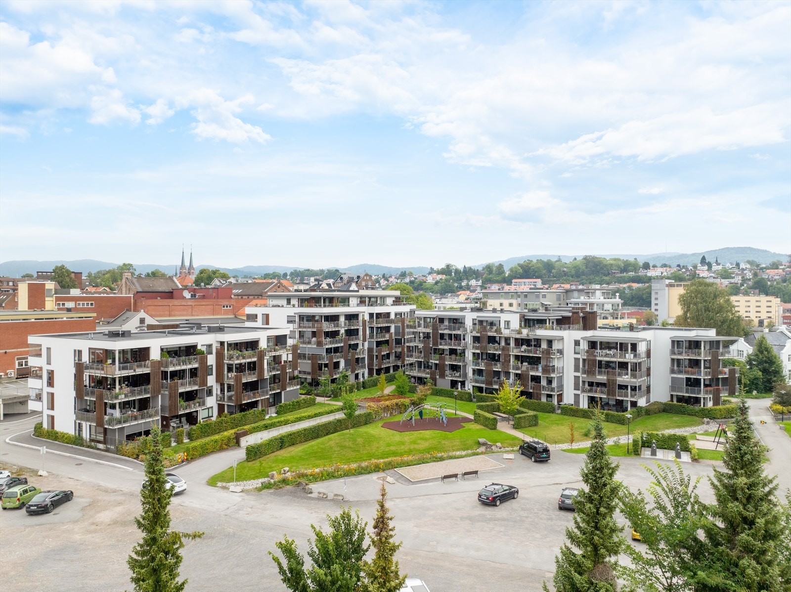 Det er kort vei til dagligvareforretninger, barnehager, barneskole, ungdomsskole og idrettsplass. Galleribilde