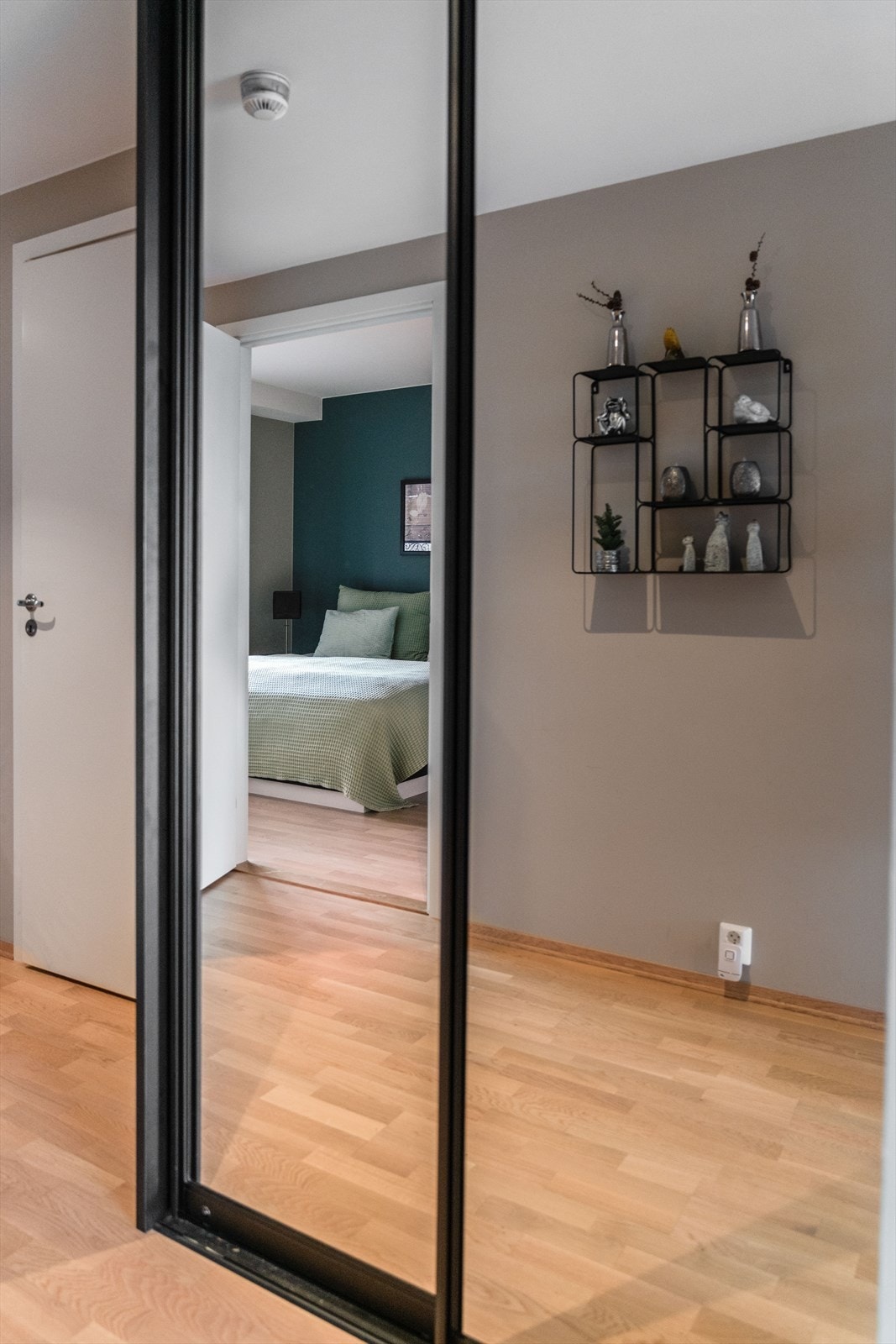 Leiligheten har en romslig og pen entré som ønsker velkommen inn i leiligheten, hvor det er godt med plass til oppbevaring i skyvedørsgarderobe med speildører. Galleribilde
