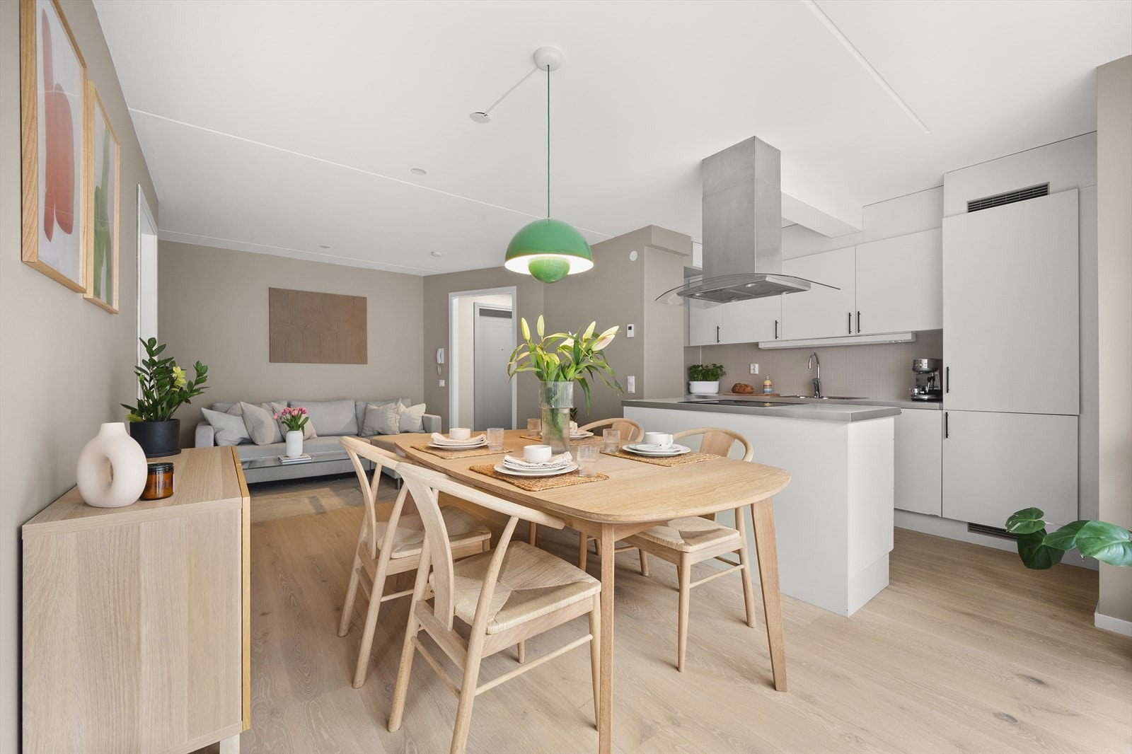 Den åpne løsningen skaper en hyggelig og sosial atmosfære med en god romfølelse. Galleribilde