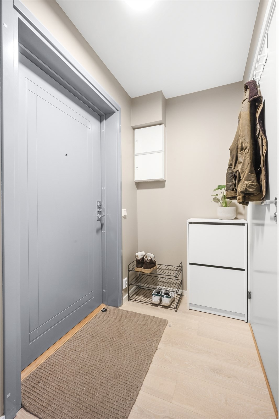 Entréen gir et godt førsteinntrykk av leiligheten med plass til oppbevaring av ytterklær og sko. Velkommen! Galleribilde
