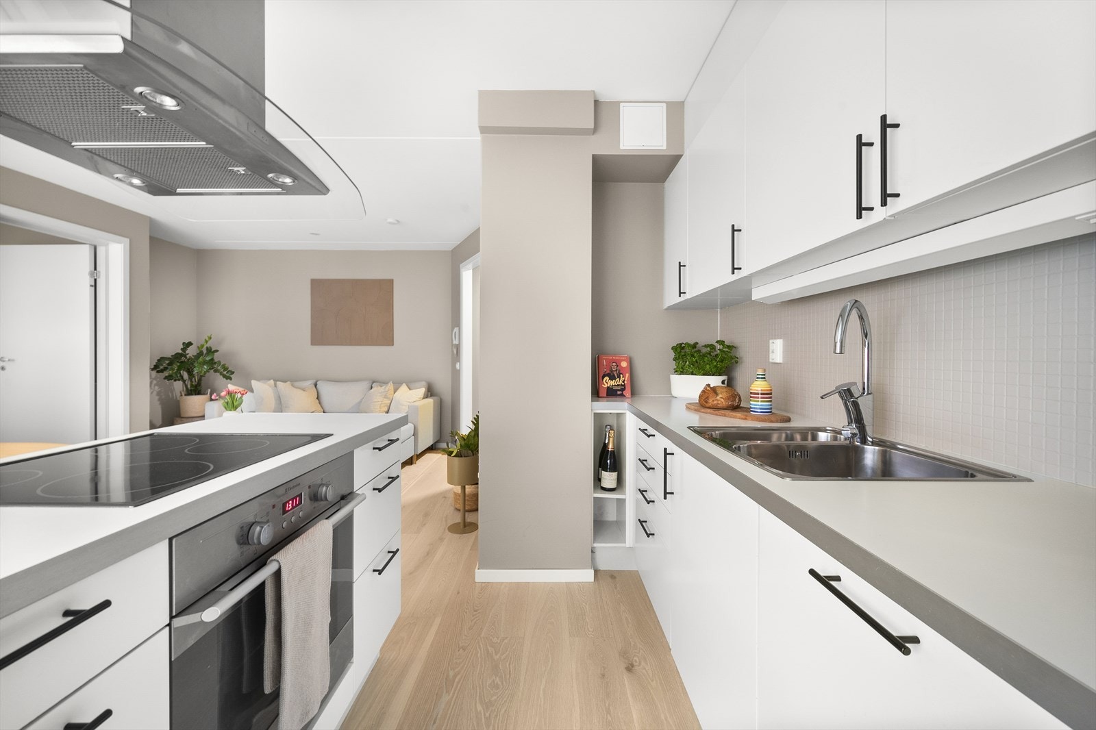 Kjøkkeninnredningen består av glatte fronter, laminat benkeplate med nedfelt vask. Galleribilde