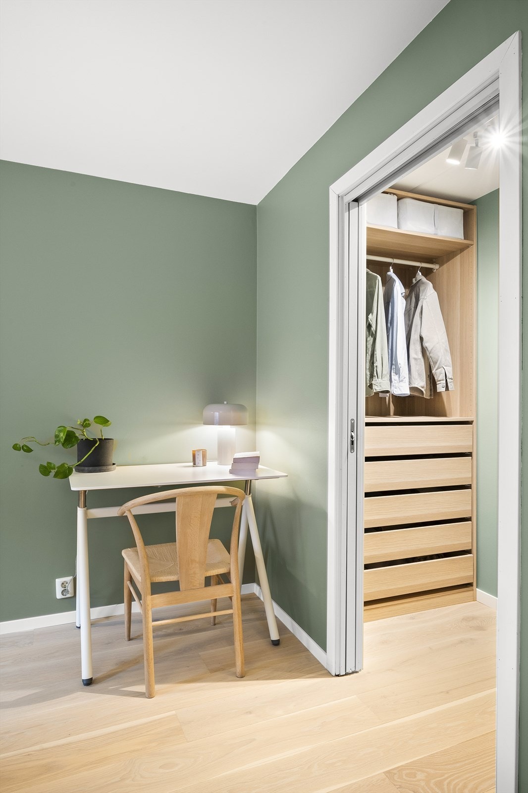 Et godt egnet område for skrivepult, perfekt for hjemmekontor. Galleribilde