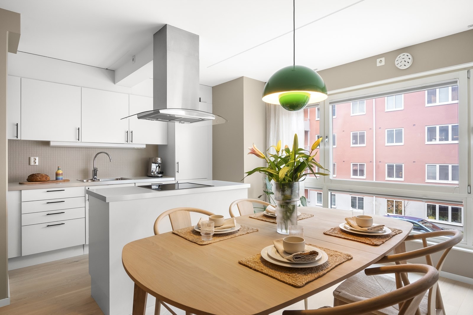 Spisestuen er moderne og elegant med et nordisk preg som fremhever enkelhet og funksjonalitet. Galleribilde