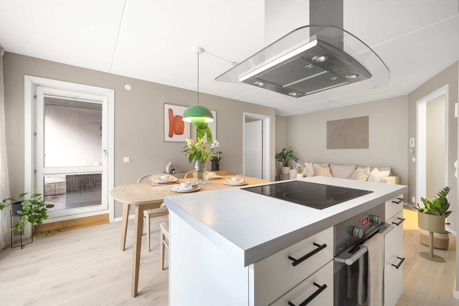 Videre er det en kjøkkenøy som skaper et naturlig skille mellom stue og kjøkken. Galleribilde