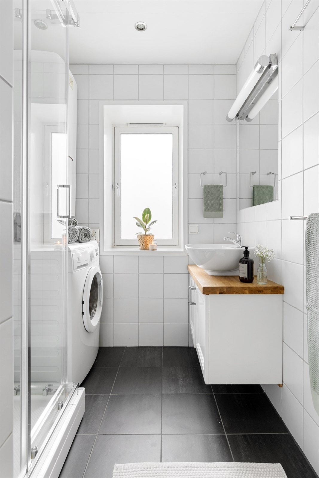Rommet er i underkant av 5m² og har lekre fliser på vegger og gulv. Galleribilde